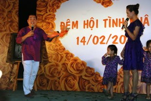 Nhạc sĩ Minh Khang sáng tác nhanh bài hát tặng vợ - người mẫu Thúy Hạnh ngay trên sân khấu.