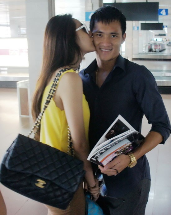 Hình ảnh ca sĩ Thủy Tiên cùng người yêu, chàng cầu thủ nổi tiếng Công Vinh hôn nhau tình tứ ở sân bay vào tháng 5/2012. (Theo 24h)