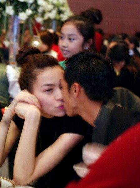 Cặp đôi chân dài - đại gia của showbiz Việt thể hiện tình cảm nồng thắm và gắn kết dành cho nhau bằng nụ hôn thắm thiết trong đám cưới của Lệ Quyên trước đông đảo khách mời vào tháng 1/2011. (Theo VNE)