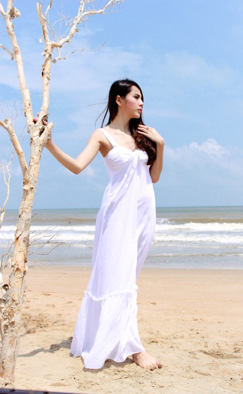 Bên bờ biển Long Hải chan hòa ánh nắng, Thủy Tiên khoe vẻ mong manh với áo đầm trắng thướt tha vào tháng 8/2011.