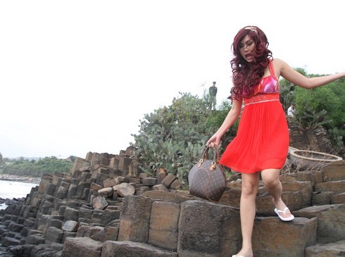 Tham dự LHP Việt Nam 17 tại Phú Yên, Phi Thanh Vân tranh thủ đi chụp hình ở điểm du lịch Ghềnh Đá Đĩa. Trong bộ váy đỏ chót, cô rón rén bước trên những ghềnh đá trơn vì sợ trượt chân.