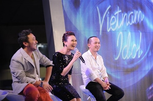 "Họa mi tóc nâu" sẽ ngồi trên hàng ghế ban giám khảo cùng đạo diễn Nguyễn Quang Dũng (trái) và nhạc sĩ Quốc Trung (phải) trong suốt mùa giải 2012 này.