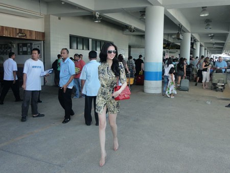 Ngọc Trinh xuất hiện nổi bật tại sân bay Thái Lan.