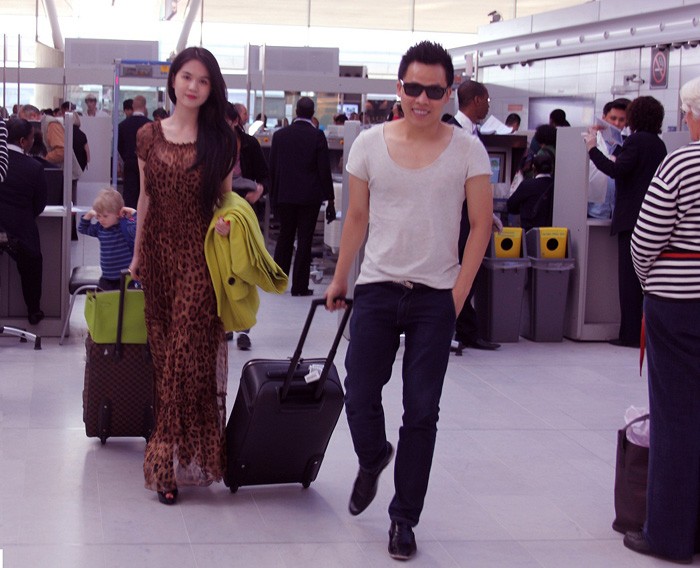 Ngọc Trinh tranh thủ tạo dáng rạng rỡ ở sân bay vào tháng 4/2012.