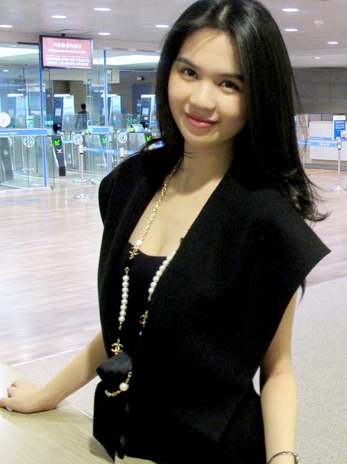 Cô nàng chụp hình rất xì tin ở sân bay Hàn Quốc trong bộ đồ đen kín đáo.