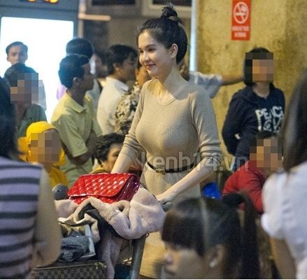 Người mẫu đã đáp máy bay về tới Sài Gòn vào lúc nửa đêm, mặc dù bay trên hành trình khá dài những Ngọc Trinh vẫn tươi tắn chào hỏi những người nhận ra mình.