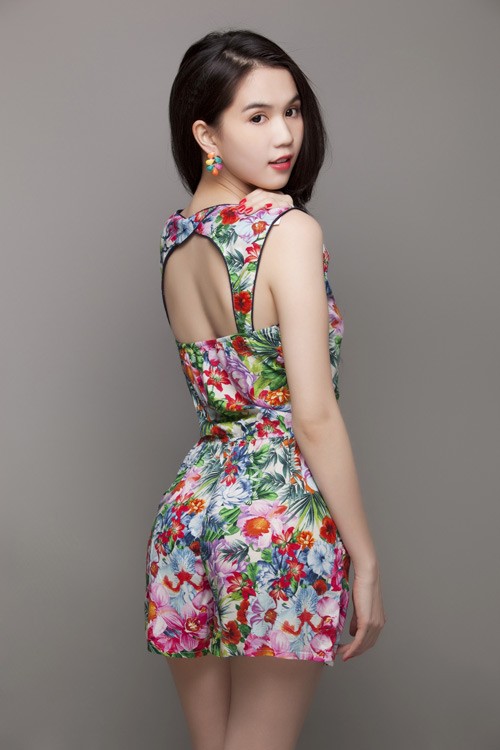 Ngọc Trinh đóng vai một cô nàng ngoan hiền, nữ tính với trang phục họa tiết họa - xu hướng đình đám trong hè 2012.