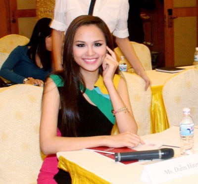 Diễm Hương tiếp tục nhận lời làm giám khảo vòng bán kết cuộc thi Miss Parkson 2011. Cùng với Hoa hậu Diễm Hương, người mẫu Vương Thu Phương cũng góp mặt trong ghế nóng BGK.