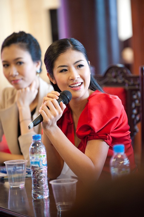 Kể từ khi đăng quang cuộc thi Hoa hậu Việt Nam 2010, cô sinh viên trường ĐH Mỹ thuật Công nghiệp Ngọc Hân đắt show làm giám khảo những cuộc thi nhan sắc.