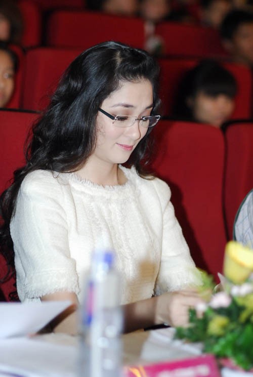 Giây phút Nguyễn Thị Huyền tập trung cao độ với vai trò là giám khảo của Hoa khôi sinh viên Hà Nội.
