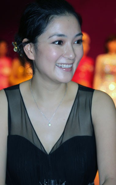 Hoa hậu Nguyễn Thị Huyền với bộ đầm đen thanh lịch trong vai trò giám khảo vòng sơ loại cuộc thi Hoa hậu thế giới người Việt 2010.