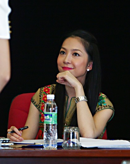 Hình ảnh giám khảo Linh Nga xinh đẹp và duyên dáng trong cuộc thi Hoa hậu Việt Nam 2008.