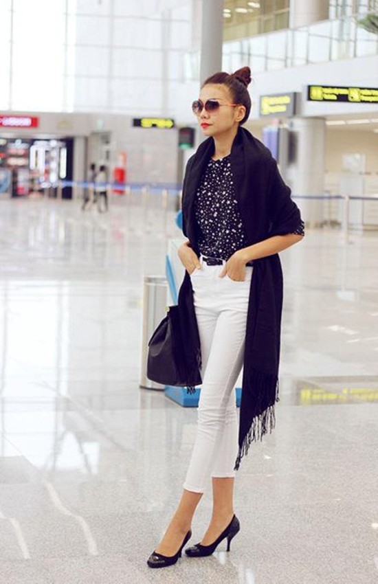 Thanh Hằng xuất hiện ấn tượng tại sân bay với trang phục đen cá tính.