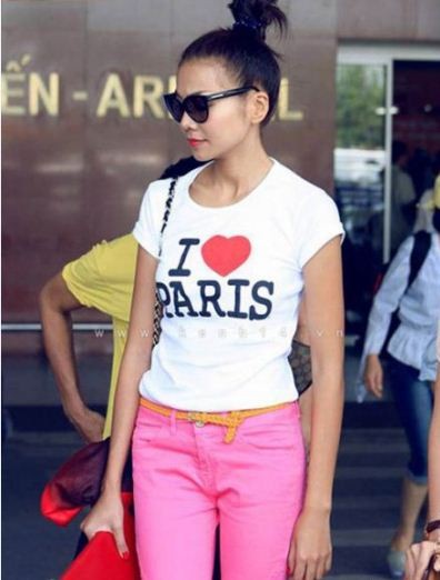 Một siêu mẫu Thanh Hằng đời thường cực trẻ trung và nhí nhảnh tại sân bay Nha Trang vào tháng 6/2011.