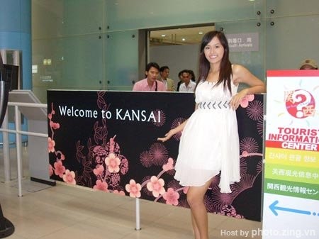 Mai Phương Thúy làm dáng tại sân bay Kansai thuộc thành phố Osaka (Nhật Bản).