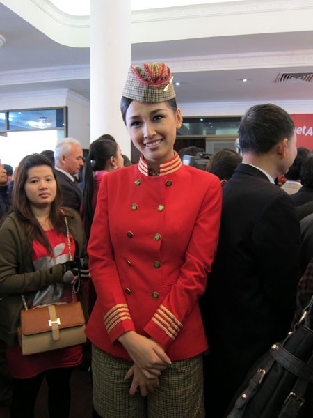 Khi máy bay đáp xuống Nội Bài, nhìn hoa hậu bước xuống sân bay, nhiều người có mặt tại đây nhầm tưởng Hoa hậu Mai Phương Thúy đã “chuyển nghề”. Tuy nhiên, đây chỉ là một tình huống thú vị khi cô là khách mời đặc biệt của hãng hàng không này trong chuyến bay khai trương.