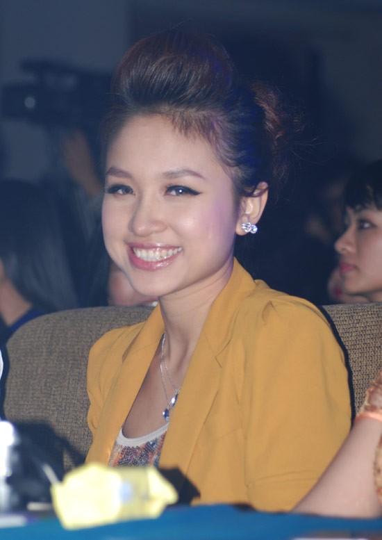Thanh Vân ngồi hàng ghế Ban giám khảo cuộc thi Nét đẹp nữ sinh Ngoại giao.
