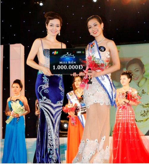 Vẻ đẹp mặn mà đầy cuốn hút của nữ giám khảo Mai Thu Huyền trong đêm chung kết cuộc thi Miss FPT. (Theo NNT)