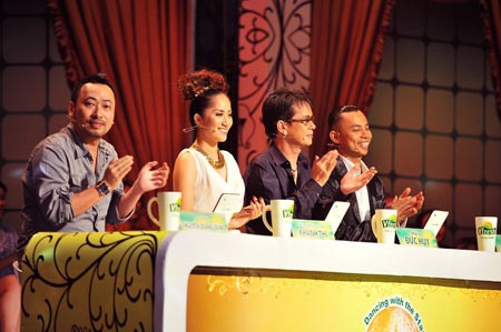 Khán giả thường thấy, ngồi cạnh Khánh Thi ở vị trí BGK luôn là đạo diễn tài năng Nguyễn Quang Dũng.