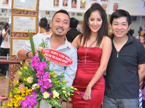 Dũng 'khùng' đến dự sinh nhật Khánh Thi với lẵng hoa rực rỡ trên tay vào tối 20/3/2011 tại TP HCM.