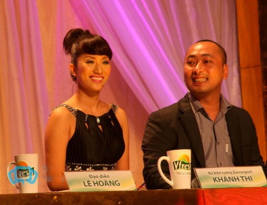 Cặp đôi mới của showbiz Việt luôn cười rạng rỡ bên nhau.