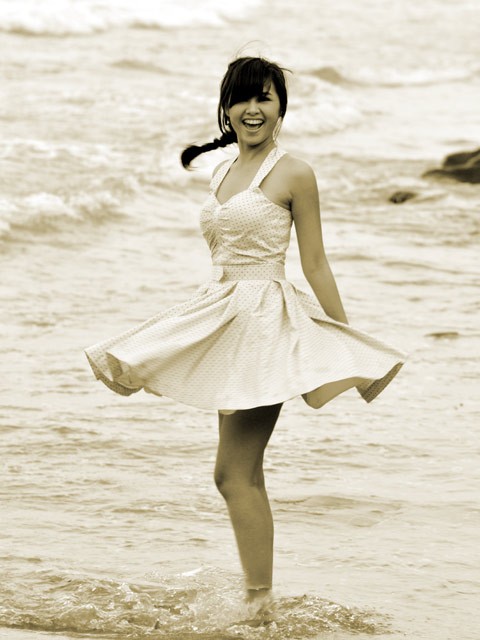 Hot girl Tâm Tít sinh năm 1990, khoe vẻ thanh xuân bên bờ biển Bãi Sau lãng mạn của thành phố Vũng Tàu vào tháng 8/2011.