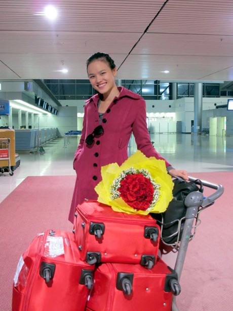 Tuyết Lan tạo dáng chụp ảnh ở sân bay khi chuẩn bị lên đường sang Thượng Hải tham dự Elite Model Look vào tháng 11/2011.