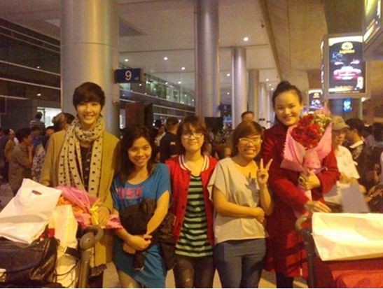 Tuyết Lan và Hoàng Thùy chụp ảnh cùng fan lúc trở về Việt Nam sau khi tham dự sự kiện thời trang ở New York vào tháng 2/2012.