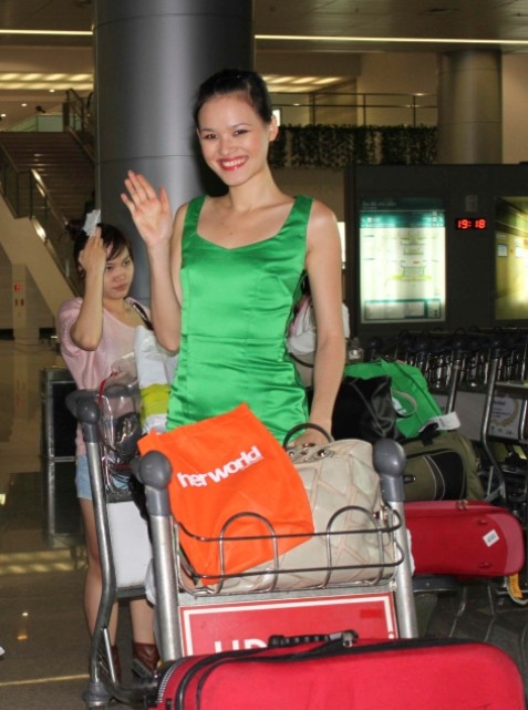 Tuyết Lan rạng rỡ tại sân bay Tân Sơn Nhất sau khi trở về cùng giải Nhất Asian Model Search 2011 - Cuộc thi "Tìm kiếm người mẫu Châu Á" dành cho thí sinh các nước trong khu vực.