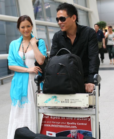 Lý Nhã Kỳ vui vẻ khi gặp đạo diễn Ngô Quang Hải tại sân bay quốc tế Chek Lap Kok (Hong Kong) hôm 31/10/2009. Hai người đáp hai chuyến bay riêng rẽ từ TP HCM và Hà Nội.