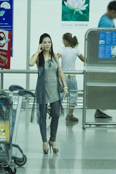 Bắt gặp người đẹp Lý Nhã Kỳ ở sân bay vào tháng 6/2012, trông cô ăn mặc khá giản dị và trẻ trung.