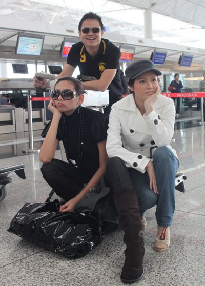 Cùng Á hậu Võ Hoàng Yến tại sân bay Hong Kong, chuẩn bị đáp chuyến bay đến điểm đến tiếp theo là Hàng Châu (Trung Quốc), tham dự Hennessy's Appreciation Journey 2009. (Theo VNE)