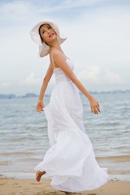 Trong chiếc đầm trắng cùng khuôn mặt được trang điểm nhẹ nhàng, Xuân Lan đã có những shoot hình thật đẹp và tự nhiên khi hòa mình giữa nắng, gió trên bãi biển.