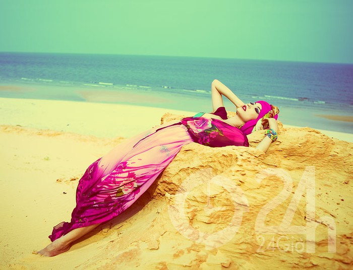 Xuân Lan trong các thiết kế rực rỡ sắc hoa, tạo dáng gợi cảm trên bãi cát vàng của biển vào tháng 7/2011. (Theo 24h)