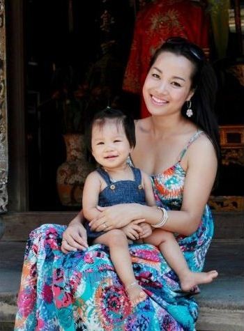 Vào tháng 6 năm 2010 Minh Hương sinh bé gái đầu lòng, cô tạm gác công việc của mình để toàn tâm lo cho gia đình.