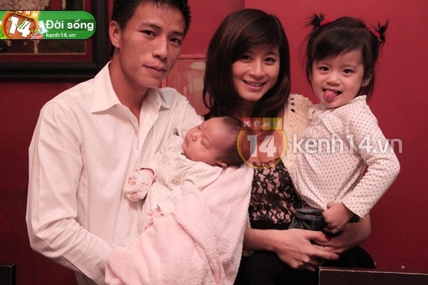 Gia đình nhỏ của Ngọc Anh rất hạnh phúc, cô có một người chồng yêu vợ, thương con và hai bé đáng yêu: bé gái Bùi Nguyễn Phương Vy (3 tuổi), bé trai Bùi Nguyễn Nhật Nam (1 tuổi).