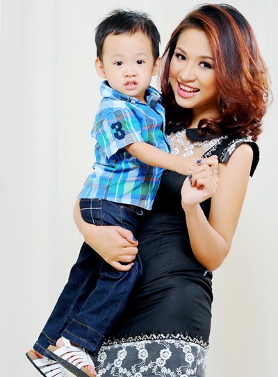Thanh Vân luôn rạng rỡ và hạnh phúc bên con trai. (Theo megafun)