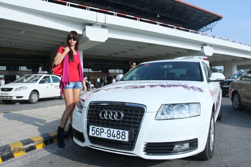 Tại sân bay Tân Sơn Nhất, Hà Anh đã khoe chân dài gợi cảm bên chiếc Audi do BTC chuyên dùng để đưa đón nàng cũng như các người mẫu khác.