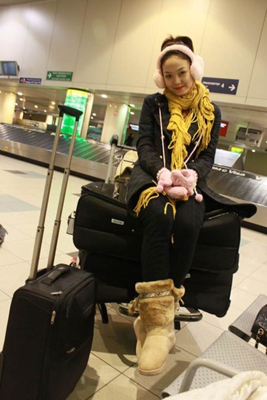 Minh Hằng đáng yêu với trang phục ấm áp tại sân bay nước Nga vào mùa đông 2010.