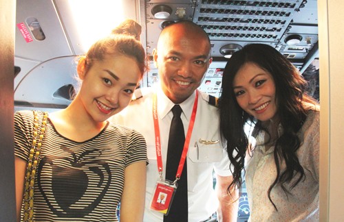 Vừa lên máy bay, hai ca sĩ xinh đẹp đã cùng pose hình với anh phi công nước ngoài trẻ trung và lịch lãm vào tháng 4/2012.