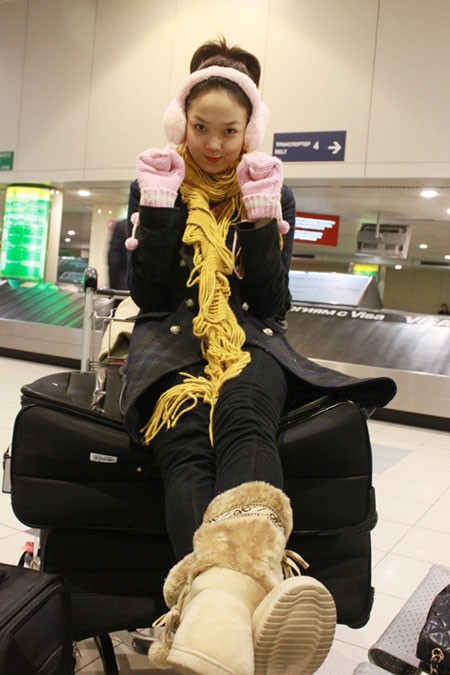 Khi xuống sân bay Minh Hằng đã trang bị kĩ lưỡng trang phục vì thời tiết nước Nga rất lạnh.