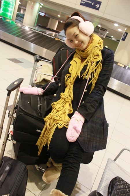 Nữ ca sĩ xinh đẹp tranh thủ post hình dễ thương tại sân bay.