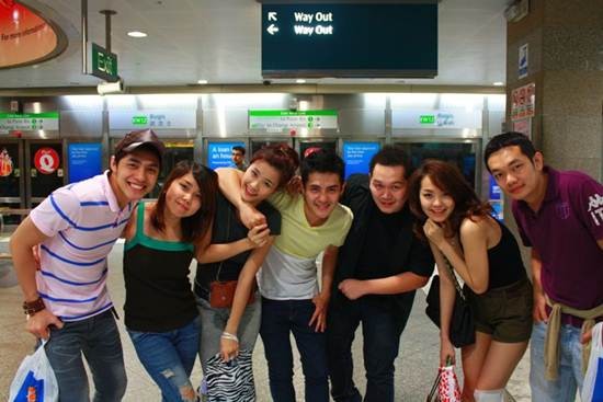 Hình ảnh Minh Hằng cùng các ca sĩ trẻ tại sân bay Singapore vào tháng 3/2011.