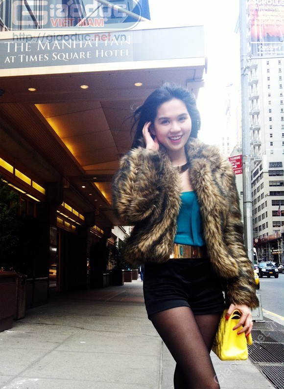 Diện chiếc quần sóc ngắn khoe cặp chân dài cùng chiếc áo lông thú, Ngọc Trinh thả bộ trên đường phố New York thu hút nhiều ánh mắt của người đi đường vào tháng 2/2012.