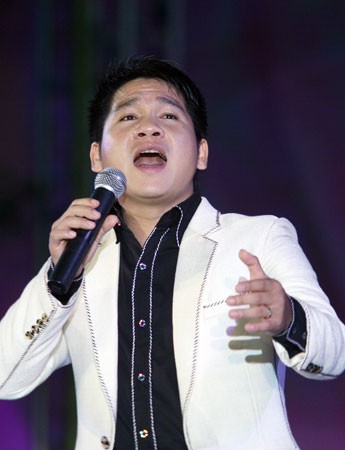 Ca sĩ Trọng Tấn biểu diễn ca khúc nổi tiếng "Bên Lăng Bác Hồ" vào năm 2010 trong chương trình ý nghĩa "Hồ Chí Minh - Cả một đời vì nước vì dân". (Theo cand)