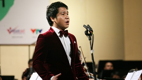 Ca sĩ Trọng Tấn hát trong chương trình "Điều còn mãi" vào ngày 2/9/2011. (Theo vietnamnet)