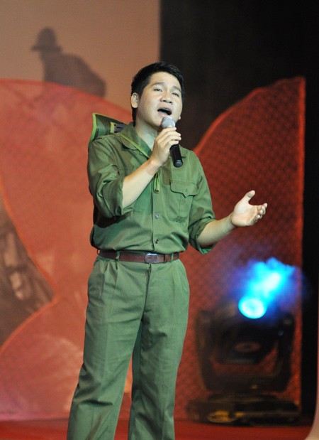 Trọng Tấn thể hiện hai ca khúc tôn vinh những người lính ở mặt trận Quảng Trị trong đêm giao lưu nghệ thuật "Quảng Trị - Thủa binh nhì" tại TTNT Âu Cơ (Hà Nội) vào tháng 9/2011.
