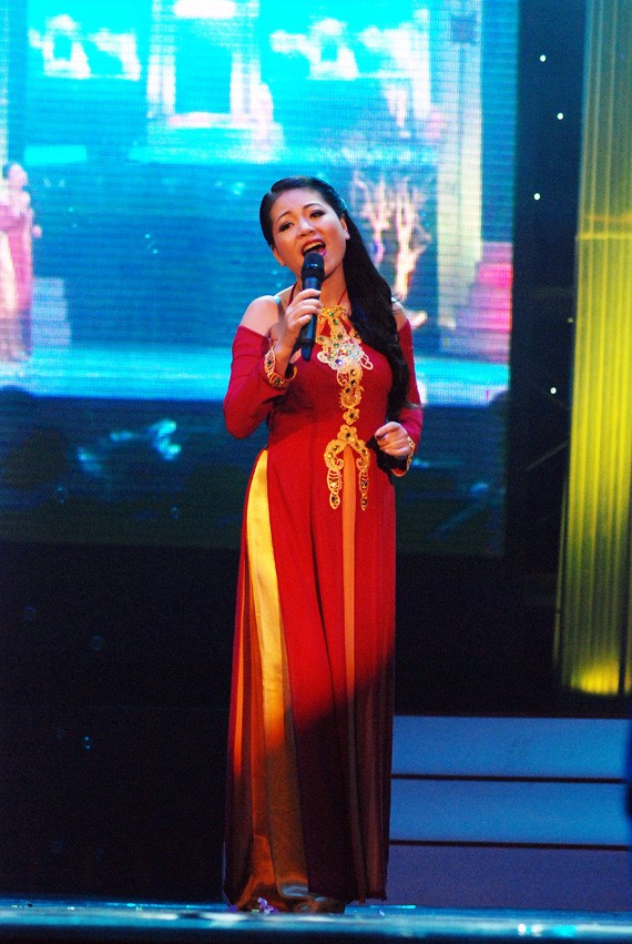 Ca sĩ Anh Thơ biểu diễn tại chương trình Đại nhạc hội - Hài kịch Xuân phát tài 2 đã diễn ra tại Trung tâm Hội nghị Quốc gia, Hà Nội vào tháng 12/2011. (Theo TTVH)