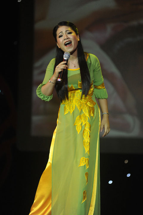 Anh Thơ hát trong chương trình Lời của mẹ diễn ra tại Trung tâm nghệ thuật Âu Cơ, số 8 Huỳnh Thúc Kháng, Hà Nội vào tháng 5/2011.