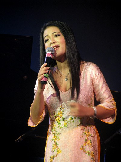 Anh Thơ và Trọng Tấn là hai trong số nhiều nghệ sĩ biểu diễn ở những chương trình nghệ thuật có ý nghĩa. Anh Thơ thể hiện ca khúc "Nỗi nhớ" trong liveshow "Thuận Yến - Tình yêu không lời" tại Nhà hát lớn Hà Nội vào tháng 9/2009.